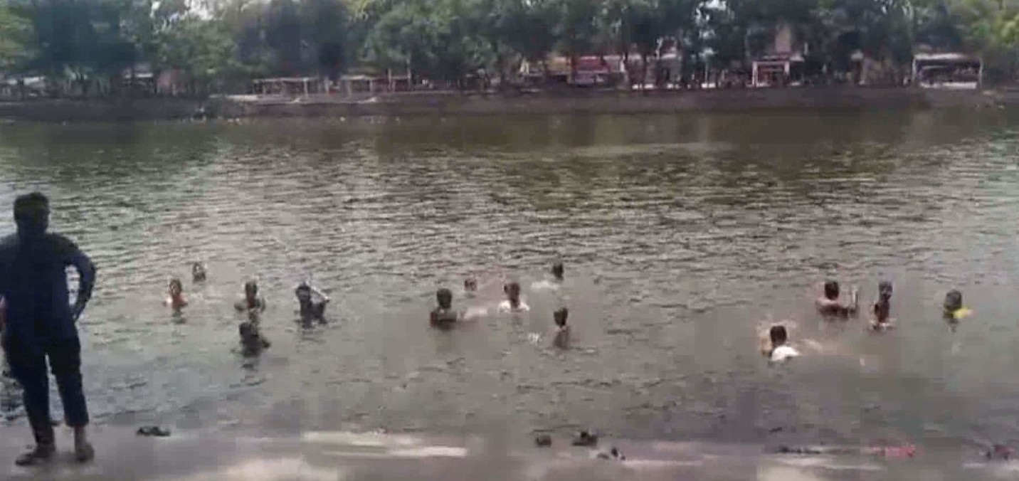 সাতক্ষীরায় ঘরে-বাইরে তীব্র তাপদাহে জনজীবন বিপর্যস্ত, সর্বোচ্চ তাপমাত্রা ৪১.১ ডিগ্রি সেলসিয়াস